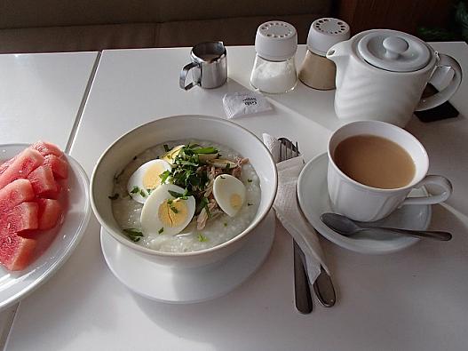 カフェの２階でインドネシア風の朝食。ブブールアヤム。紅茶は持ち込みのアッサムティー。