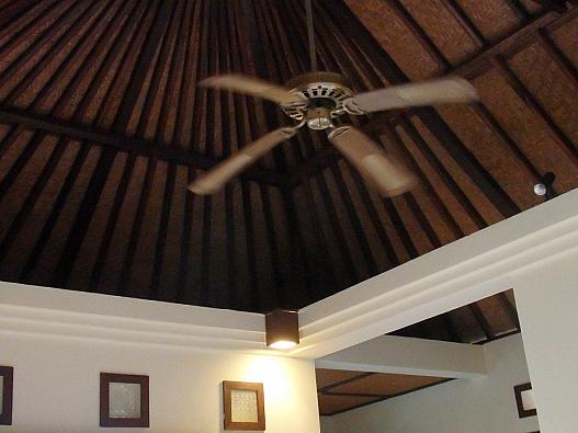 天井が伝統的なバリ風で好い。もちろんエアコンもある。