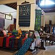 プンゴセカンのクブンインダの店内。東南アジアの織物を置いている。