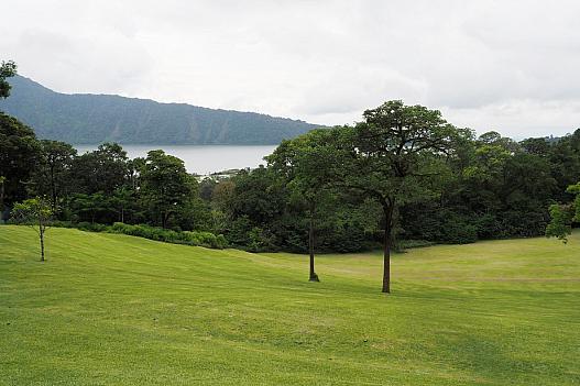 小高い園地からブラタン湖を見晴るかすことができる。