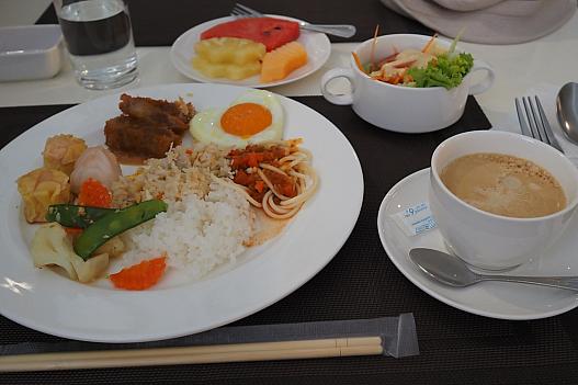朝食ビュッフェ。テーブルに余裕があり食材は豊富。