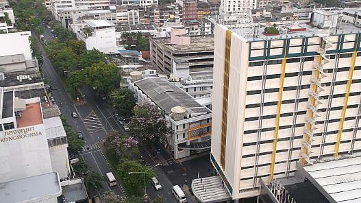 屋上からシーロム通り、右はナライホテル