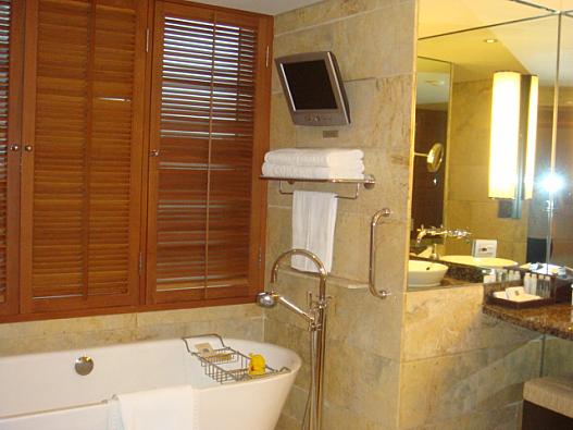スイートルームのバスタブ　　お風呂に入りながらTVを見られます
　
エグゼクティブとスイートのバスタブは形・大きさ共に同じで