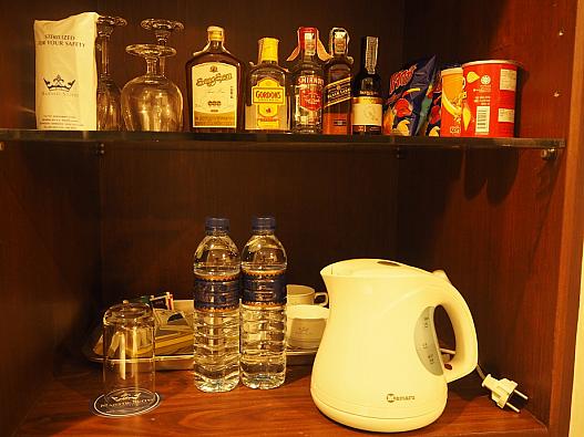 ミニバーには無料の飲料水が毎日２本。湯沸かしポットとコーヒーカップ。ネスカフェにティバッグもある。