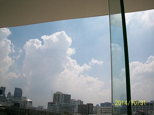 5F 大きな窓からバンコク10月の空を見る。