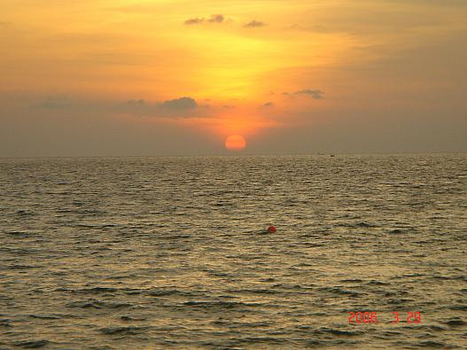シェラトン前のビーチから
アンダマン海へ沈む夕日