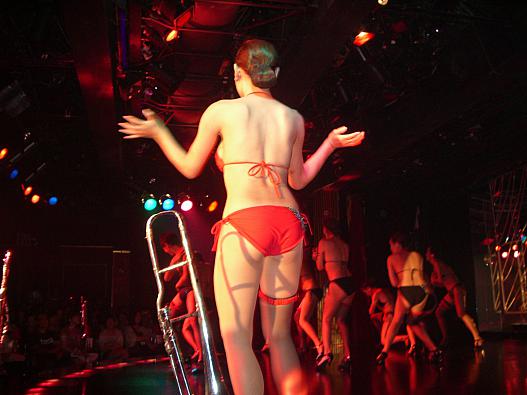 露出度が高い演出もありショーは盛り上がります