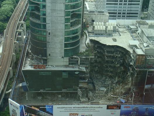 2010/07/25 デモ隊により放火されたセントラル・ワール・プラザ。　ZEN側をインターコンチネンタルホテル37階より撮影