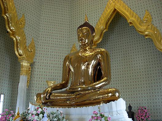 11）ナビのワットトライミットの紹介記事の仏像は黄金佛ではありません。誤解を招くので訂正した方がいいですね。因みにこれは黄金佛。