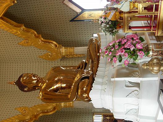 5）そのとき他の仏像を見てこれがゴールデンブッダかと観ていた白人観光客がいましたが、NO、GOLDENと教えました。