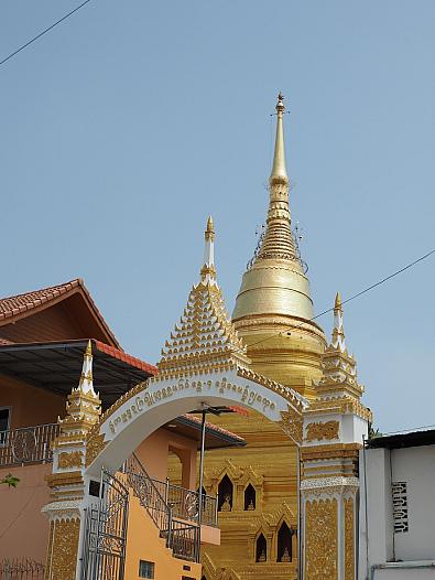 小高い処に立つので市街から良く見える黄金の仏塔。ワット チョンカム。
