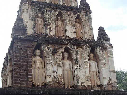仏龕に納まる像の顔立ちからモン・クメールの文化が感じられる。
