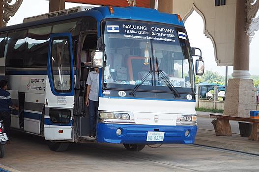 ターリーのイミグレーションを抜ける国際バス。この日はラオス側の車両。