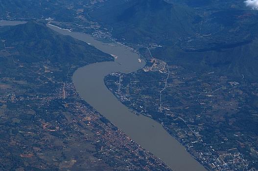 左手ラオスと右手タイの国境を流れるメコン川。下から上へ東流する。