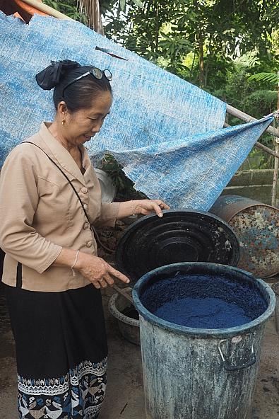 お母さんは藍染の材料を用意している。