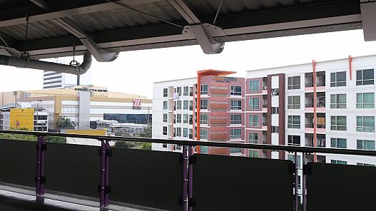 タラートプルー駅からザモールが見えます。手前はカーサコンド(コンドミニアム?)。