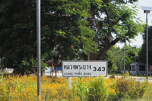 タイ側最後の道標。ルアンパバーンまで残り343km。