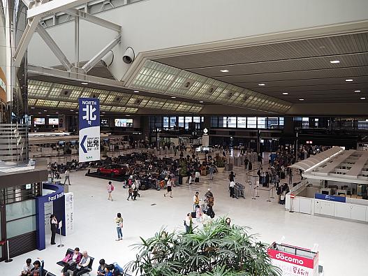 夏休みに入り混雑する成田空港第2ターミナル。