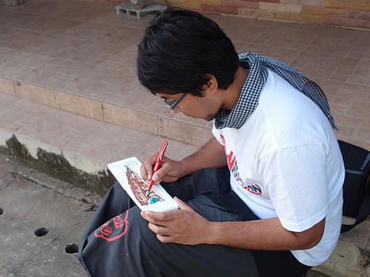 街並みをスケッチするタイの青年。