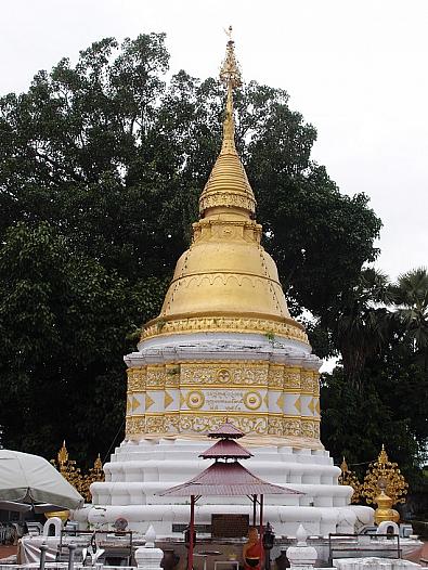 ミャンマーシャン州の寺院と共通するタイヤイの仏塔。