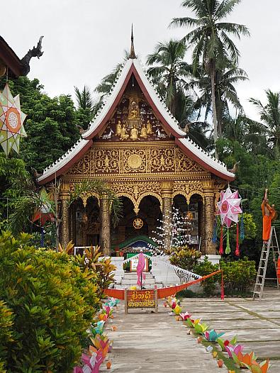 オークパンサーが近くなり境内の飾り付けが見られる。ワット・パパイ寺院。