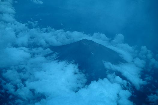 雪の消えた夏富士。減光ガラスは青みが強い。