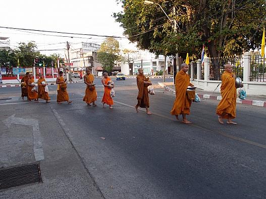 托鉢の行から戻る僧。