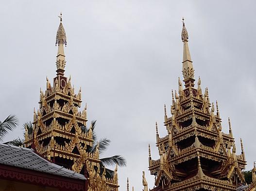本堂右手の仏塔は前後2本になっている。