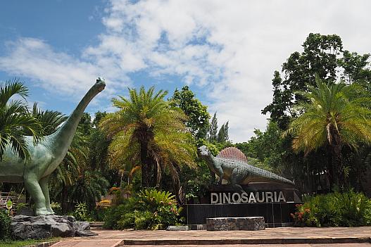 新しい博物館Dinosauriaの入口で首長竜がお出迎え。