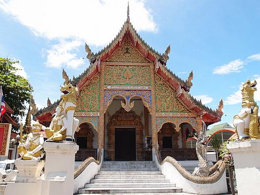 北タイらしい堂々とした本堂のワット・チャーンフアリン寺院。