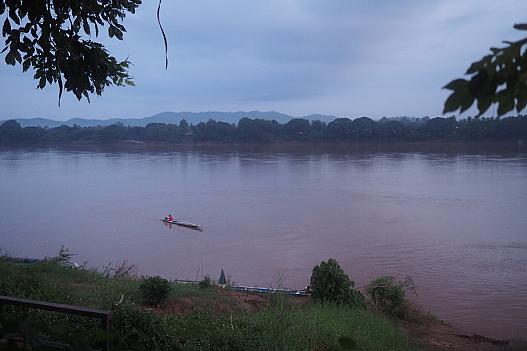 早朝のメコン川。