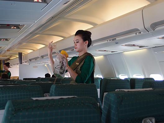 ラオセントラルエアライン機内風景。客室乗務員は初々しい。