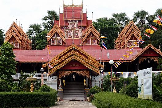 タイヤイ様式の寺院、ワット・シーロンムアンへ。