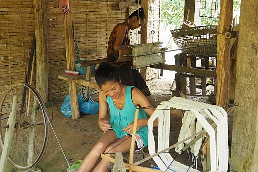 綿花から糸を紡いで、染色、糸を整えて織機に掛けるまで大変な工程がある。