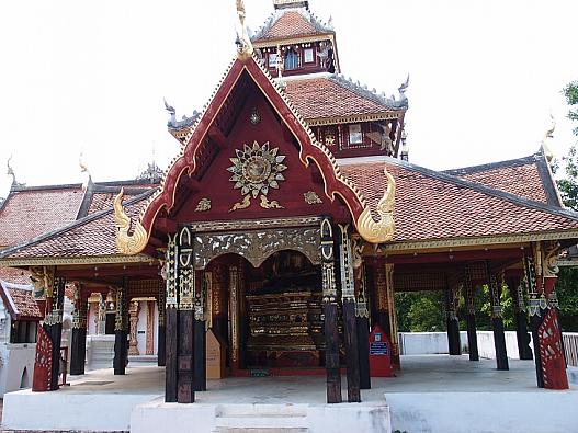 四面仏の堂は独特の建築様式に見える。