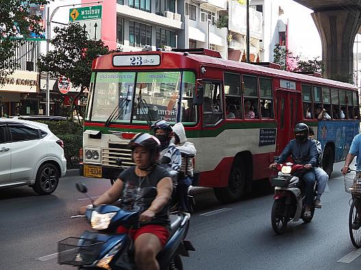スクンビット通りを走るBMTA赤バス23番、プラカノン付近。