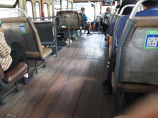 反射して光る木製の床板。