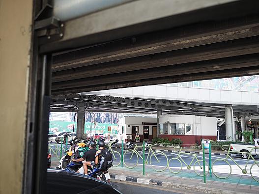 今は窓を開けるヒンジを知らない人がいるかもしれません。