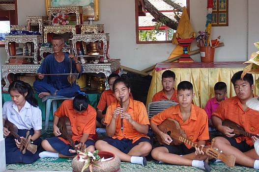 境内では子供たちが伝統音楽の指導を受けていた。