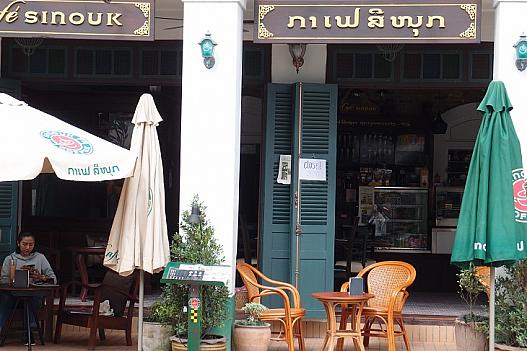 目抜き通りの角にできたCafe Sinoukはフランス人に大人気。