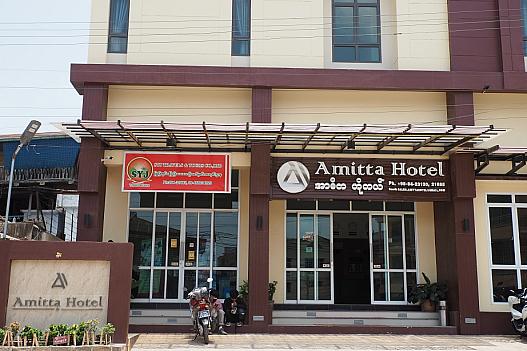 Amitta Hotel玄関。左側は旅行代理店らしい。