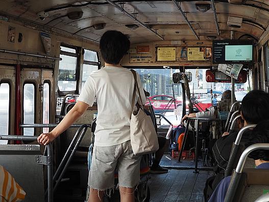 バンコク芸術文化センター(MBKセンター向かい)付近の市バス501番車内。