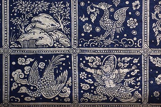 涅槃仏の足の裏、部分。紺地に金泥で仏画が描かれる。