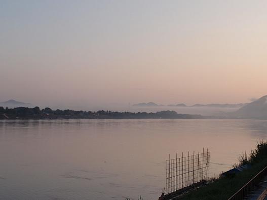 部屋の窓を開けると早朝のメコン川。