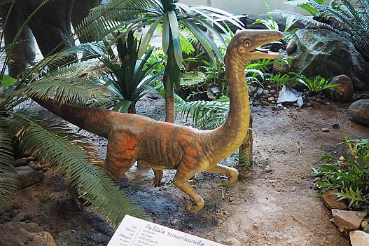 恐竜の骨格は最近まで生息していた巨鳥に似ているらしい。