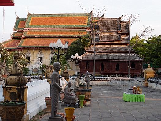 境内のようす。