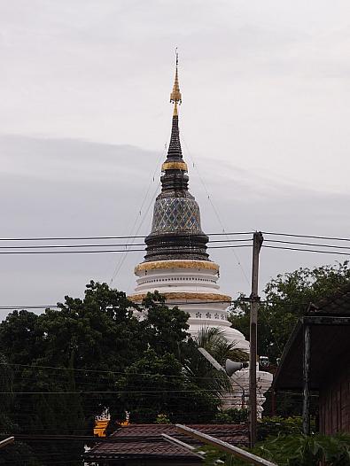 ワットケートの仏塔を背にピン川の歩道橋を渡る。