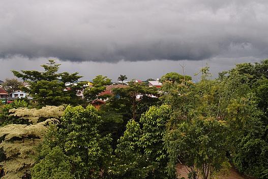 市街の寺院を周って宿へ戻る。雨雲が近づく。