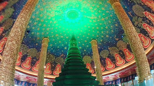 天井画とガラスで出来た緑の仏塔、息を呑むほどきれいでした。