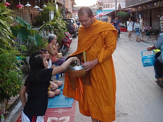 チェンカーンの托鉢風景。